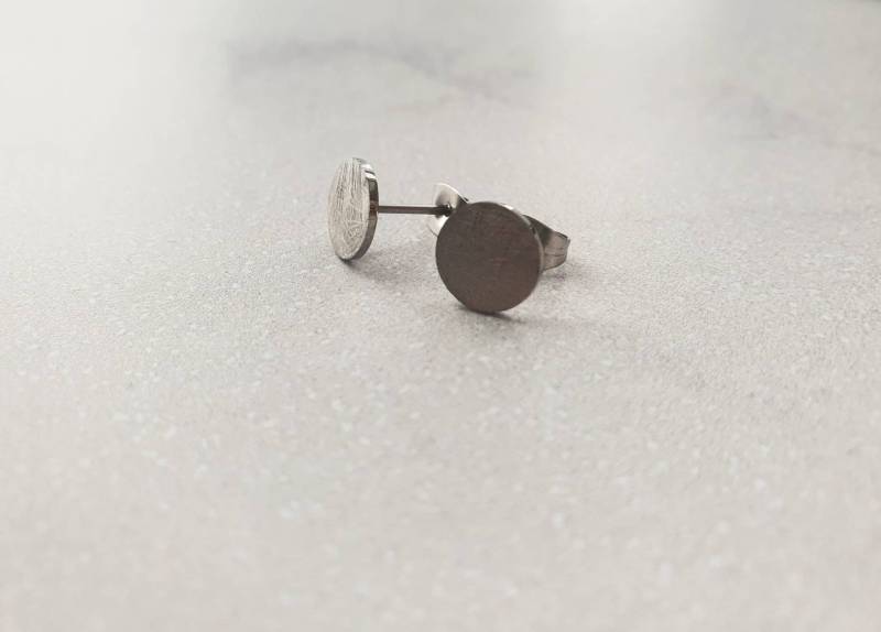 Ohrstecker Mit Einer Geschliffenen Oberseite in Silber von Sulaydesign