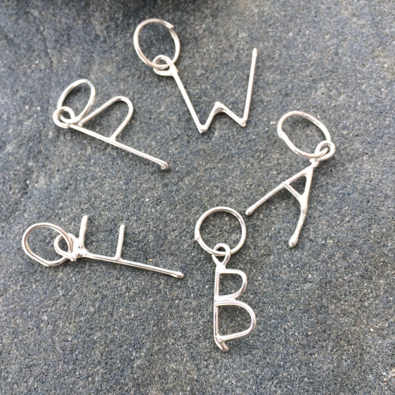 Minimalist Buchstaben Anhänger Minimalist Buchstaben Anhänger von SulisSilver