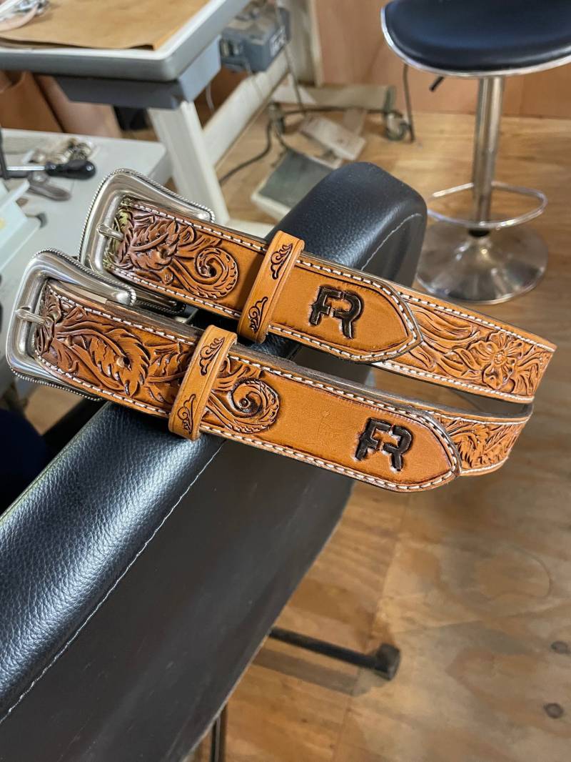 Bestickter Gürtel Mit Mongramm Und Punzierter Schnalle von Sullivanleather