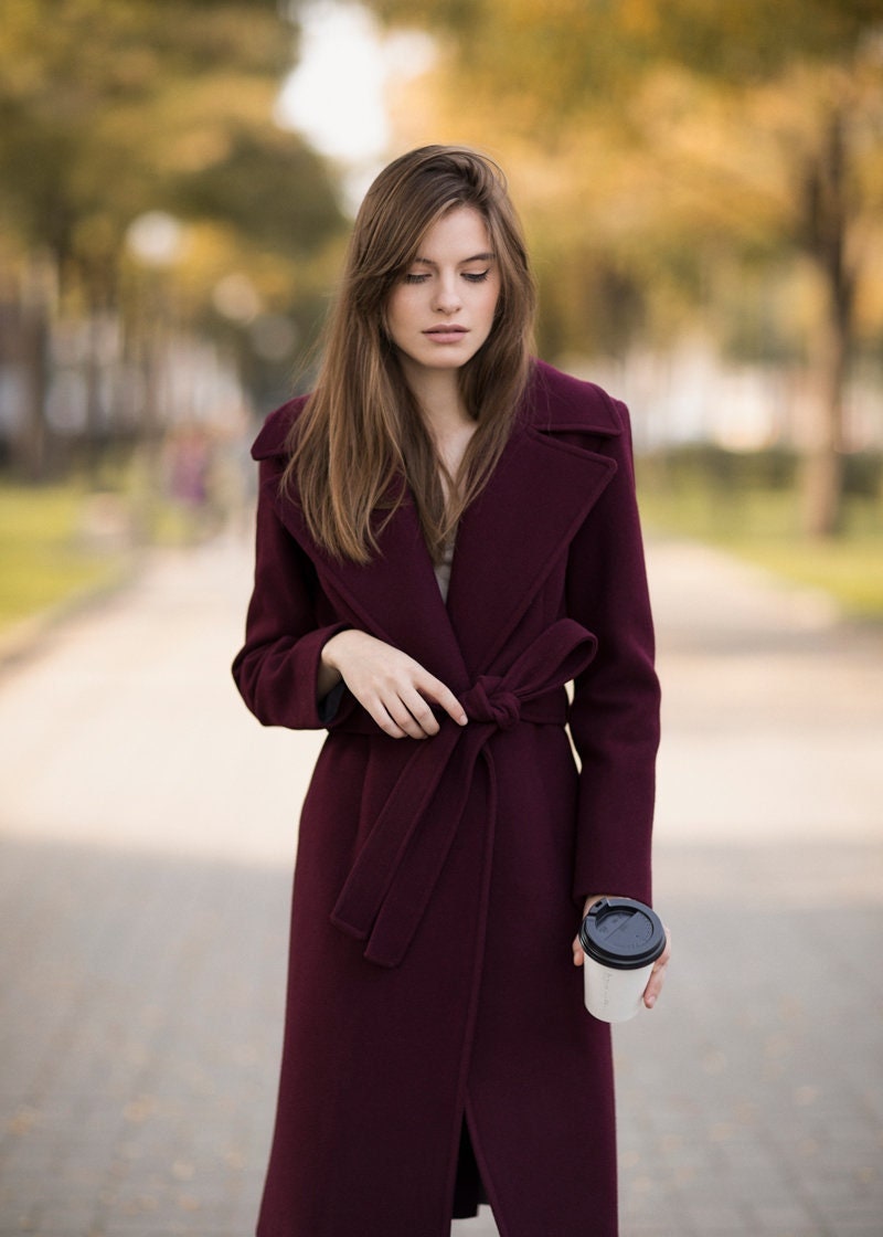 Burgunderfarbener Herren Wickelmantel/Langer Gefütterter Wollmantel Weinroter Warmer Wintermantel Jess Burgunderfarbener Herren Wickelmantel/Langer Gefütterter Wollmantel Weinroter Warmer Wintermantel Jess von SumarokovaAtelier