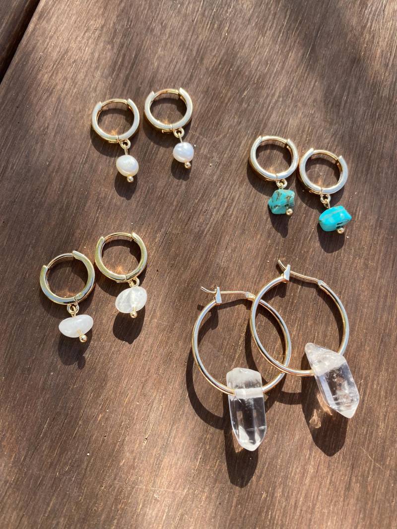 Goldene Creolen Mit Bergkristall Spitzen, Süßwasserperlen, Mondstein Oder Türkis, Ohrringe, Edelsteinschmuck von SummersoulShop