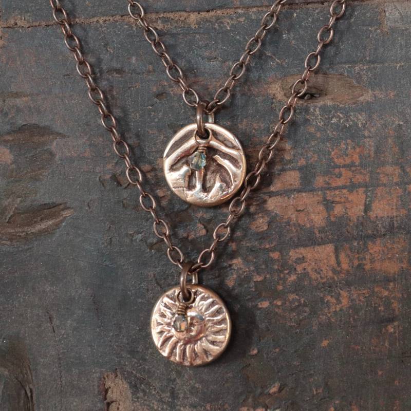 Berg & Sonne Zweiseitige Bronze/Kristall Halskette, Gold-Klein Berg & Sonne Zweiseitige Bronze/Kristall Halskette, Gold-Klein von SummitJewelryDesigns