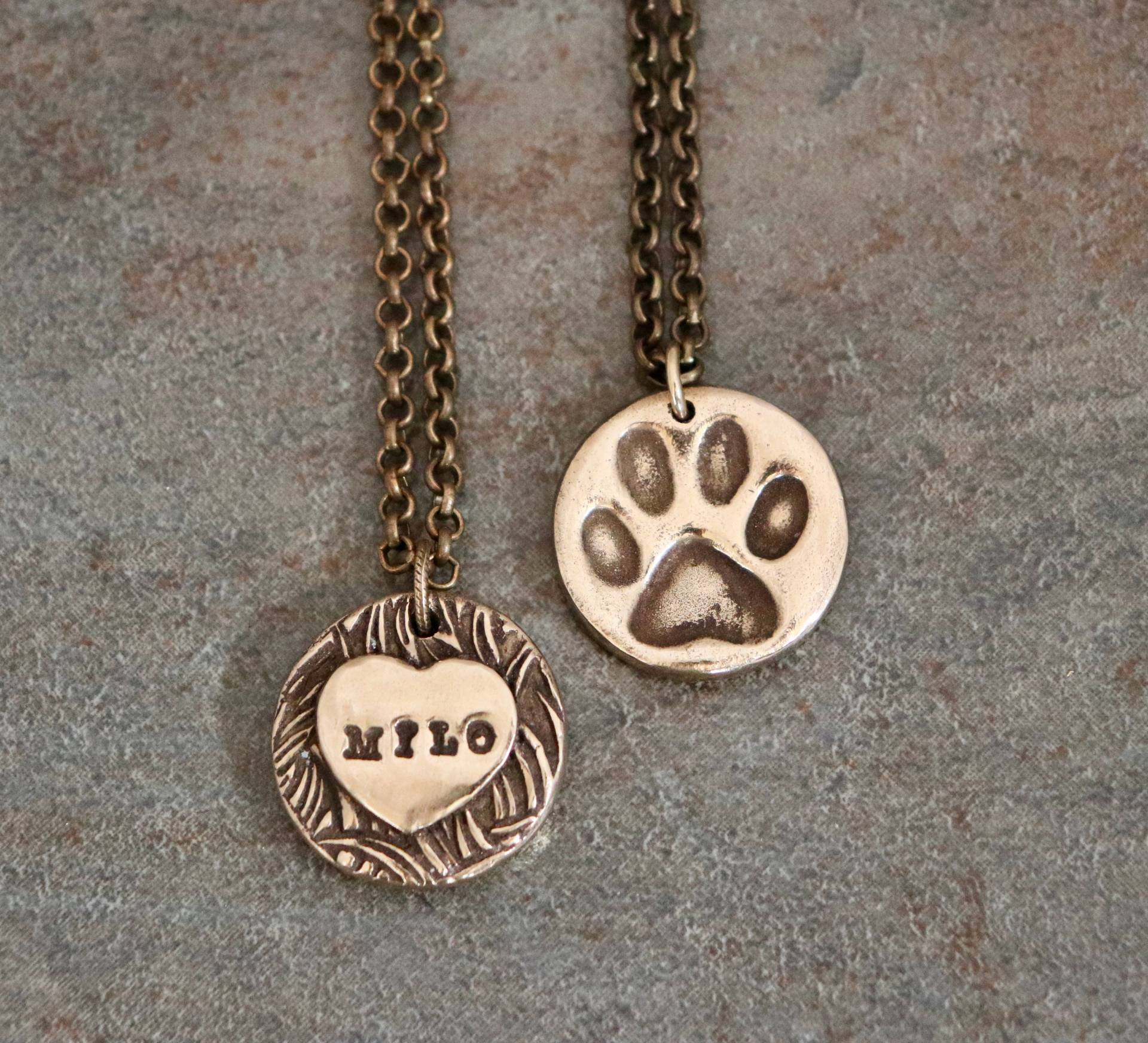 Personalisierter Zweiseitiger Hunde Gedenkpfote Bronze Anhänger Mit Halskette, Individuelles Haustier Sympathie, Verlust, & Erinnerung Gold Personalisierter Zweiseitiger Hunde Gedenkpfote Bronze Anhänger Mit Halskette, Individuelles Haustier Sympathie, Verlust, & Erinnerung Gold von SummitJewelryDesigns