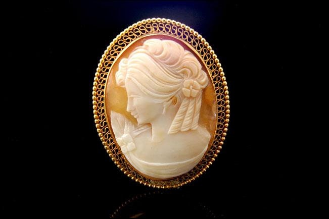 Vintage Geschnitzte Lady Portrait Cameo Gold Filled Anhänger Pin von SummitTreasures