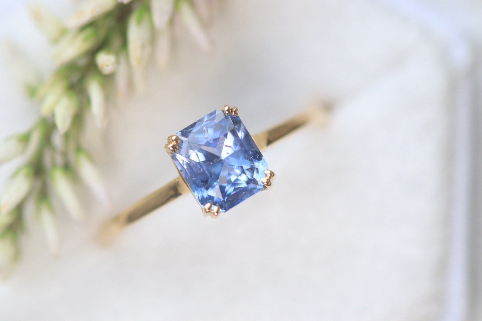 Einzigartiger Blauer Lavendel Saphir Ring, Massiver 14K Gelbgold Natur Inspirierter Einfacher Ring Für Frauen, Sie von SumuduniGems