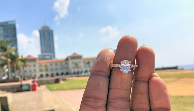 Oval Weißer Saphir Verlobungsring Handcraft 18K Rose Gold, Einfacher Ring, 2 Karat Ring von SumuduniGems