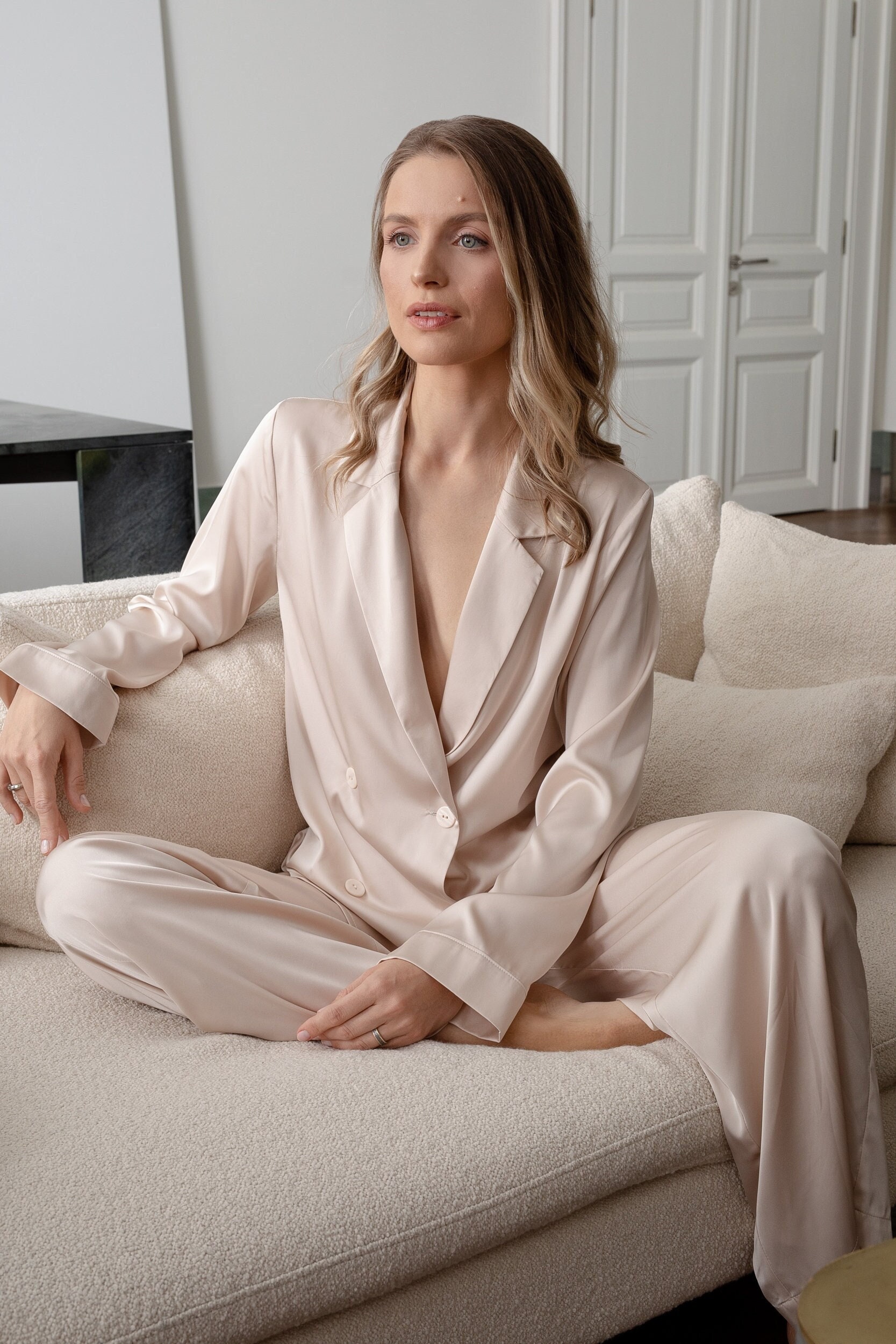 Seiden Pyjama Set, Lange Hose, Seide Pyjama, Frauen Schlafanzug, Weihnachtsgeschenk Sie, Weiß Beige Loungewear von SunAndMagicStudio