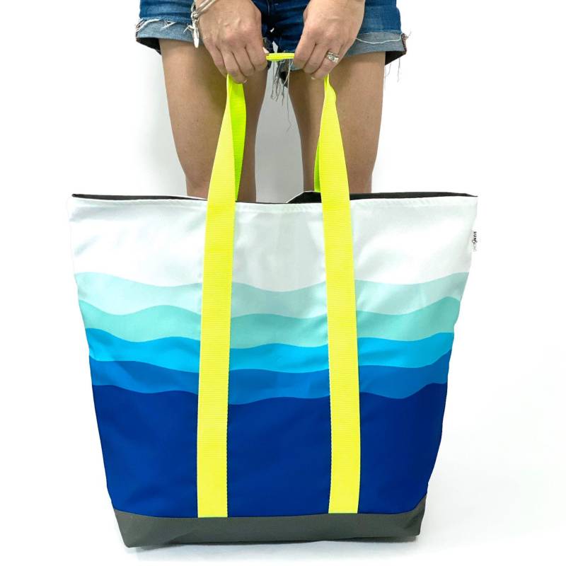 Moderne Blue Waves Weekender Tote. Navy Wasserdichte Strandtasche. Familienboot Tragen Alle Tasche. Geschenk Für Reiseliebhaber. Strand Beste Freunde von SunAndSongFL
