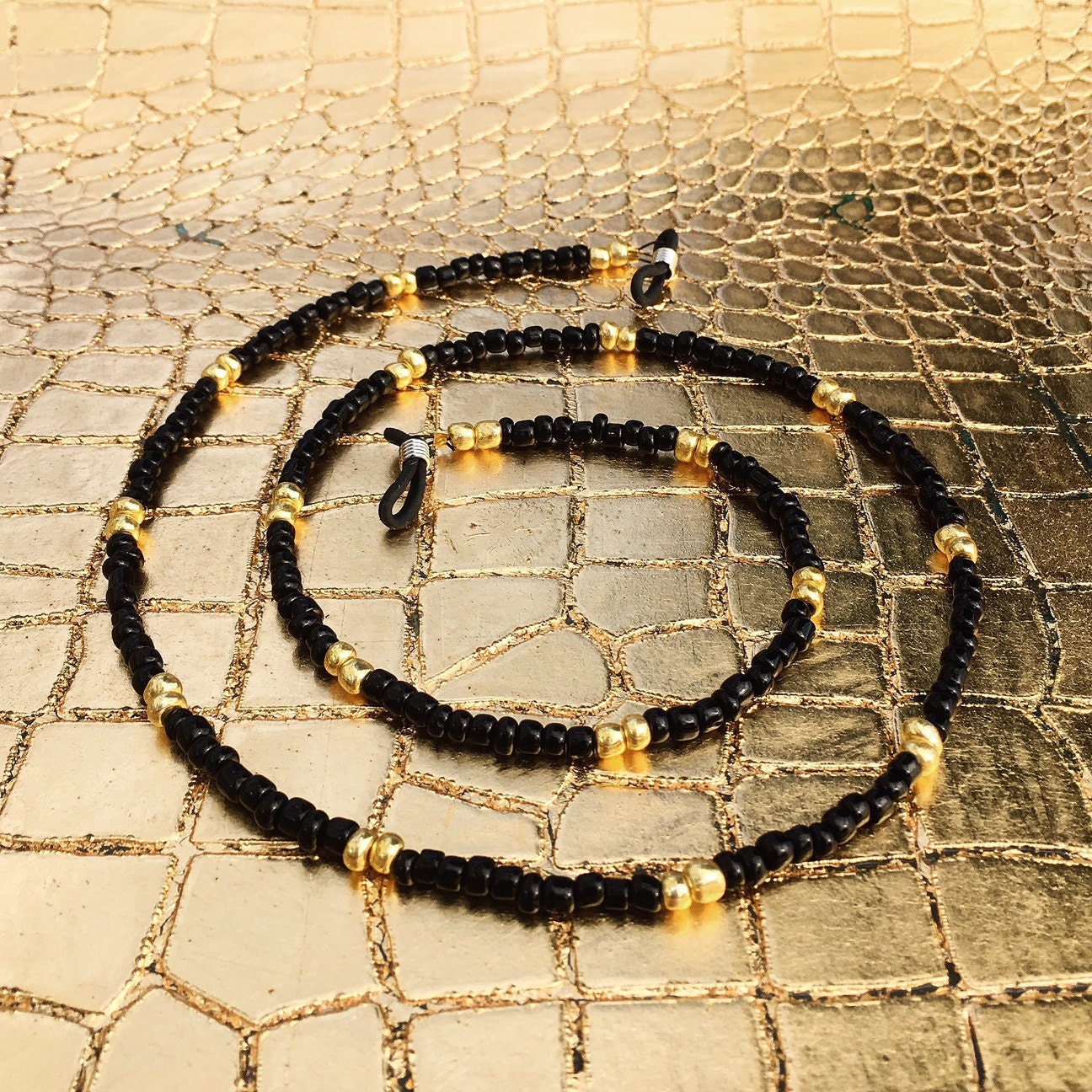 Schwarz Und Gold Perlenbesetzte Brillenkette Schwarz Und Gold Perlenbesetzte Brillenkette von SunBeadsMarbella
