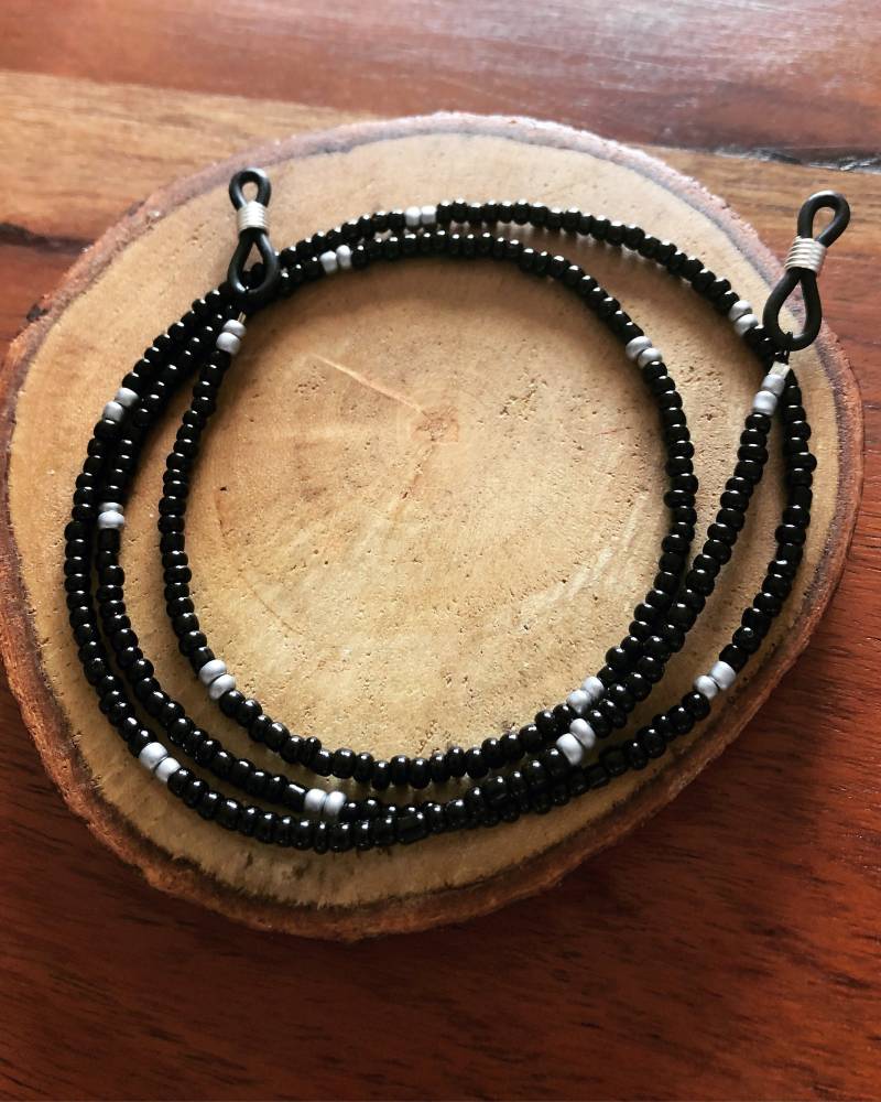 Schwarz Und Silber Perlenbesetzte Brillenkette Schwarz Und Silber Perlenbesetzte Brillenkette von SunBeadsMarbella