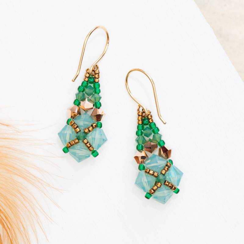 Kleine Grüne Kristall Ohrringe/Zarte Boho Chic Glitzernden Grün Gold Einzigartige Geschenke Für Sie von BakkerJewelryStudio