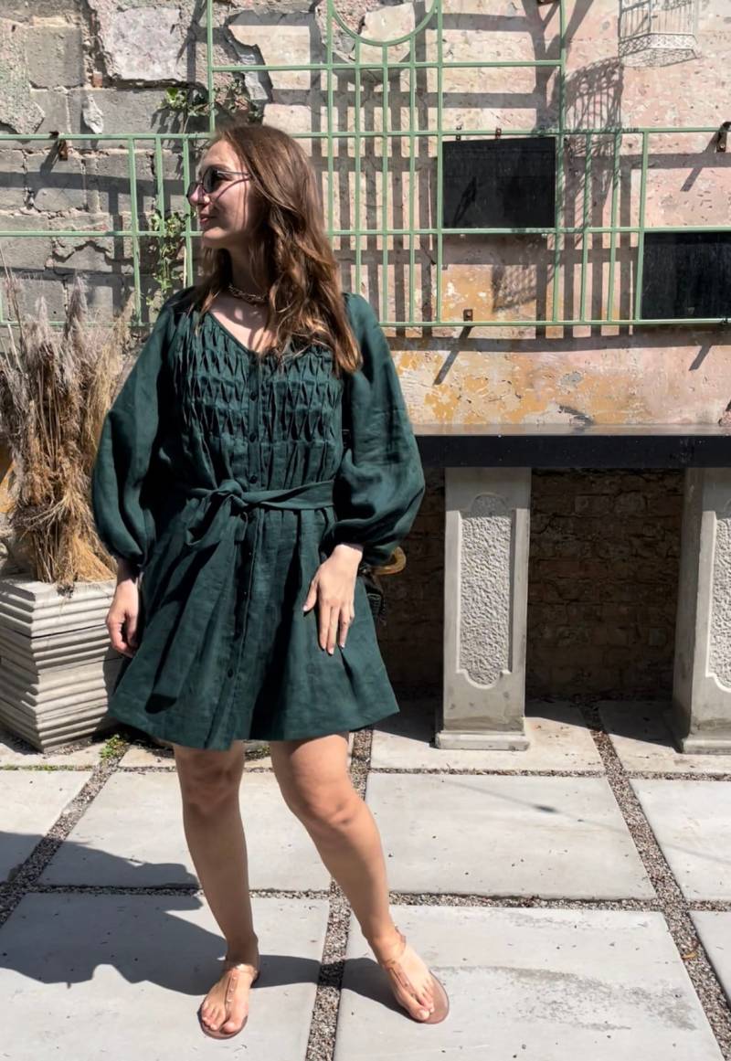 Kurzes Leinenkleid Paola Smaragdgrünes Puffärmel, Boho Brautjungferkleid, Umstandskleid von SunLoverStore