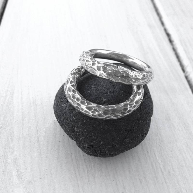 Gehämmerter Sterlingsilber Bandring Rustikaler Herrenring von SunSanJewelry