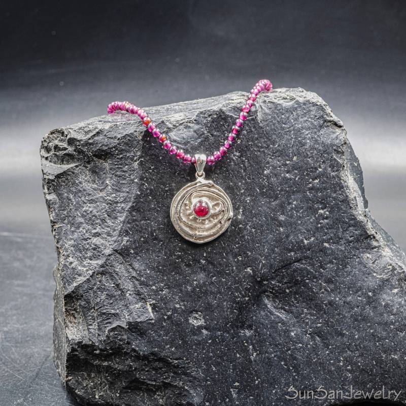 Roter Granat Perlen Halskette Und Sterling Silber Anhänger Mit Rotem Granat, Januar Birthstone Statement Geschenk Für Sie von SunSanJewelry