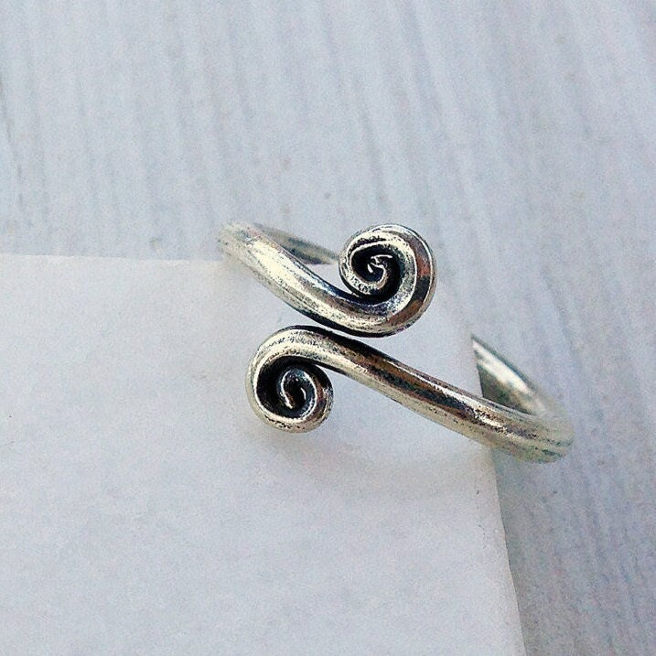 sterling Silber Twist Ring Unisex Minimalist Spiral Schmuck von SunSanJewelry