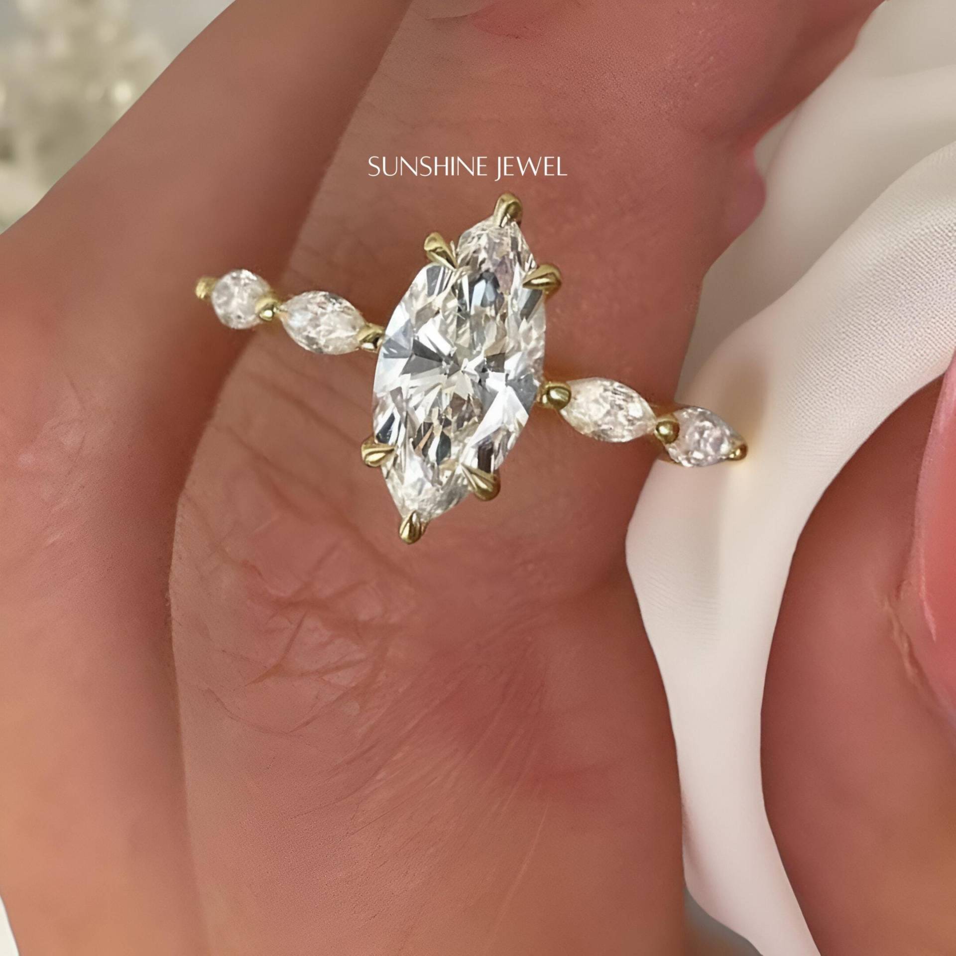 Moissanite Verlobungsring Im Marquise Cut, 13x6.5 Mm 1.85Ct.mit Seitlicher Steingravur Moissanite Verlobungsring Im Marquise Cut, 13x6.5 Mm 1.85Ct.mit Seitlicher Steingravur von SunShineJewelsin
