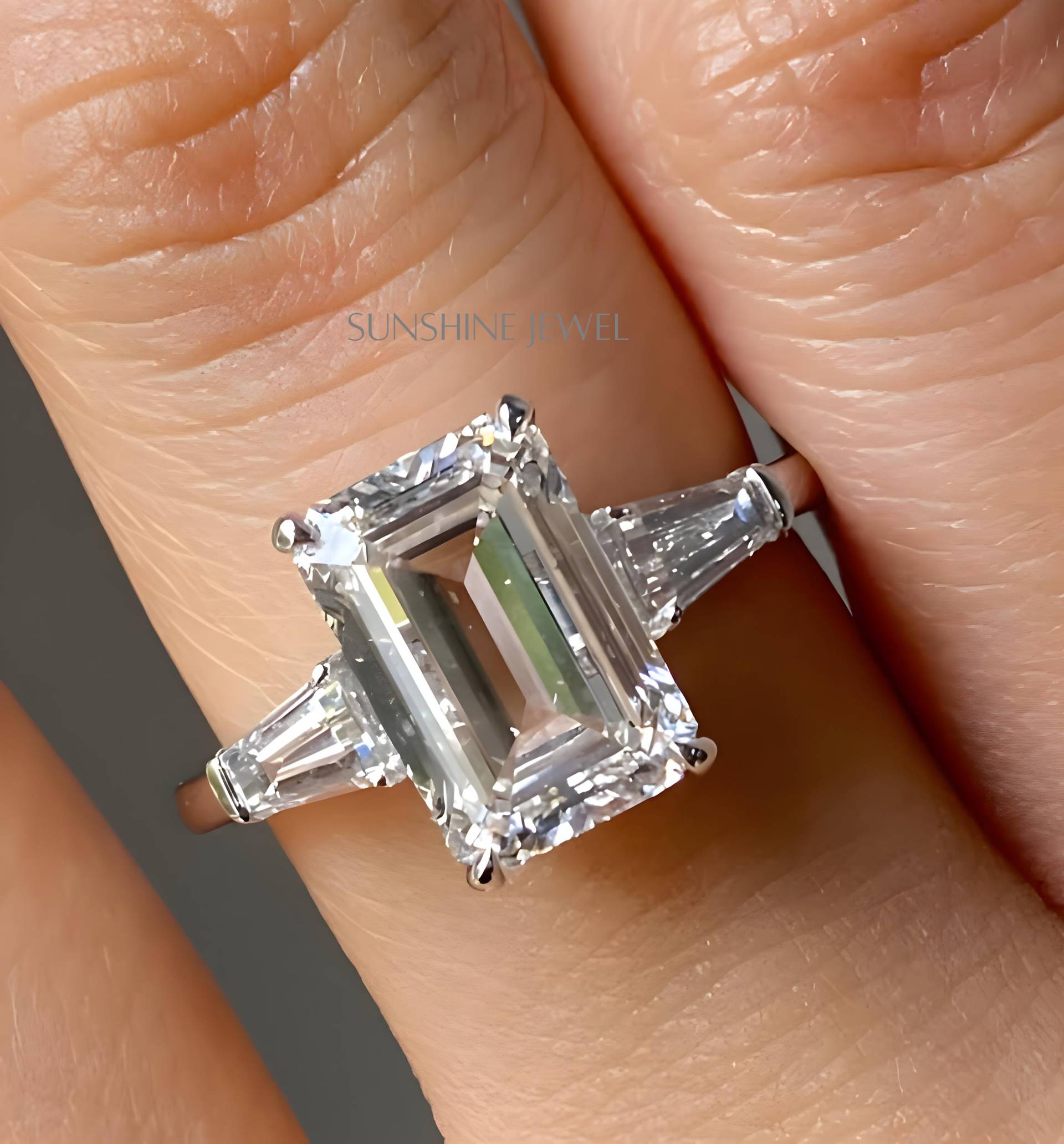 Moissanite Verlobungsring Smaragdschliff 6.55Ct 12 X 9 Mm, Drei Steine, Flankiert Von Zwei Kleineren Moisanniten Moissanite Verlobungsring Smaragdschliff 6.55Ct 12 X 9 Mm, Drei Steine, Flankiert Von Zwei Kleineren Moisanniten von SunShineJewelsin