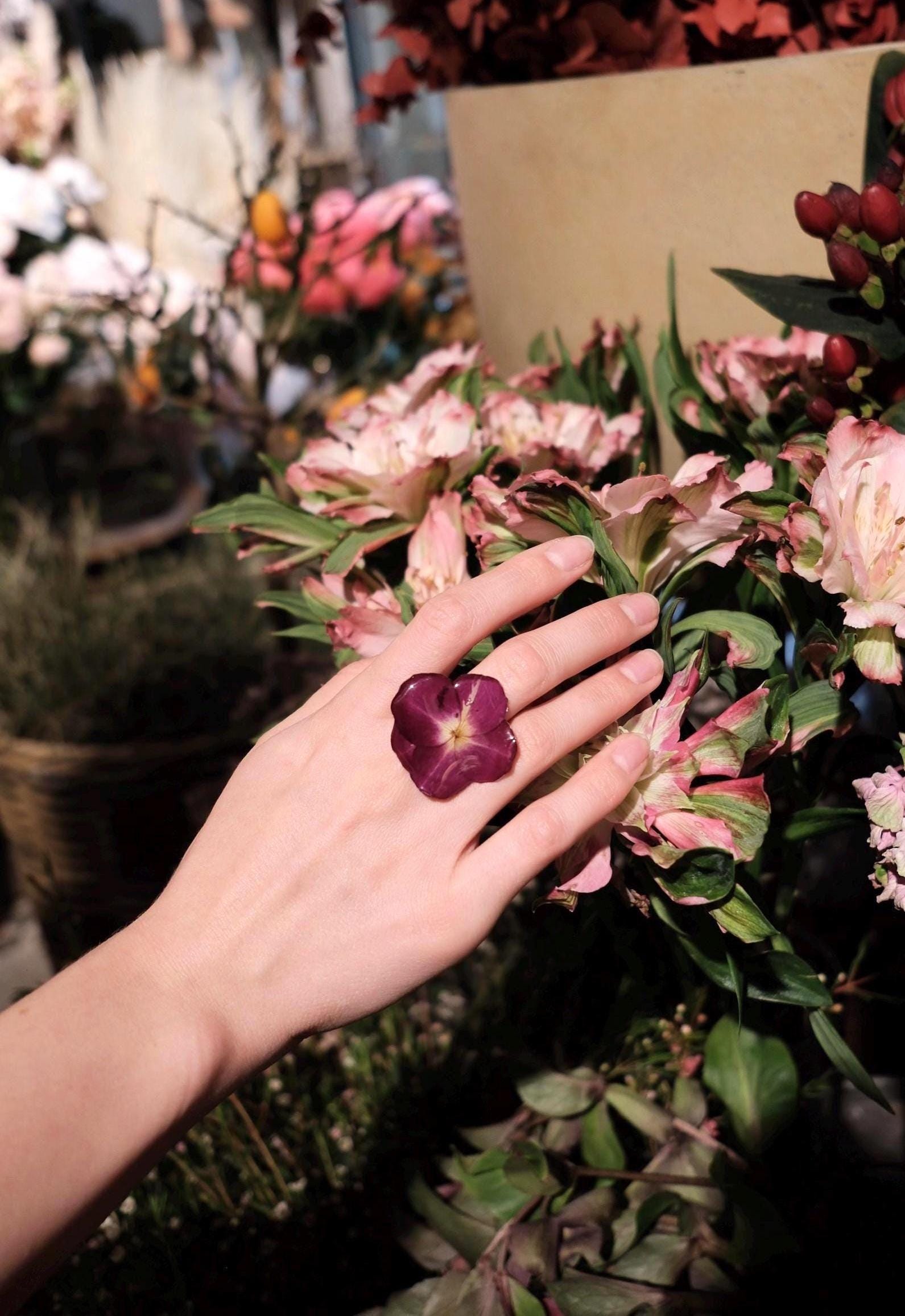 Eternal Rose Ring - Handgemachter Aus Gießharz Mit Echte Rosenblätter Eternal Rose Ring - Handgemachter Aus Gießharz Mit Echte Rosenblätter von SunShopAlla