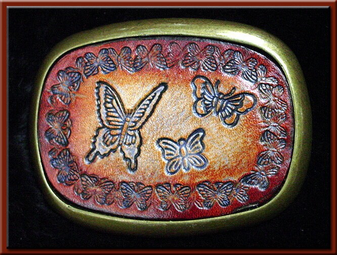 Butterflys Design, Handgefertigte Und Werkzeugierte Ledergürtelschnalle Passt Bis Zu 1 3/4" Breitem Gürtel. 2 1/2" High X 3 1/4" Lang von SunWizardCreations