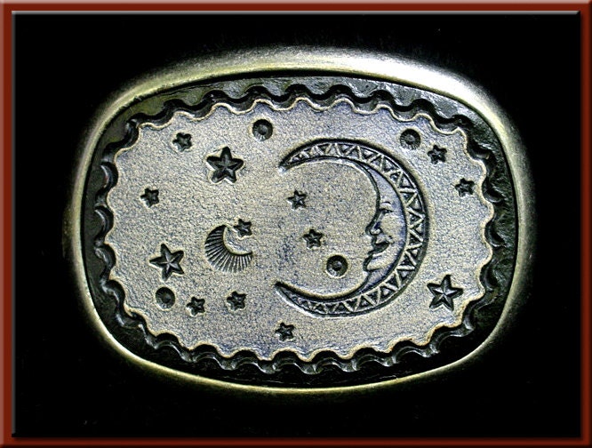 Crescent Moon Design, Handgefertigte, Handpunzierte Gürtelschnalle Aus Leder Passend Für Bis Zu 1 3/4 "Breite Gürtel, 2 1/2 "Hoch X 3 1/4" Lang von SunWizardCreations