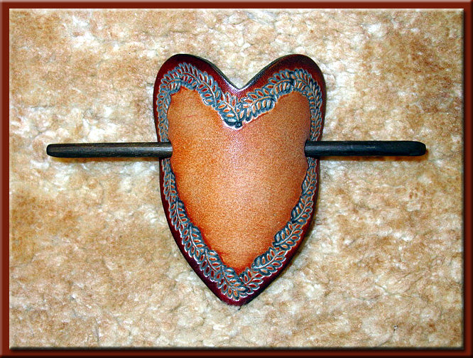 Forest Leaf Border Herzförmiges Design, Handgefertigt, Handarbeit Leder Haarspange von SunWizardCreations
