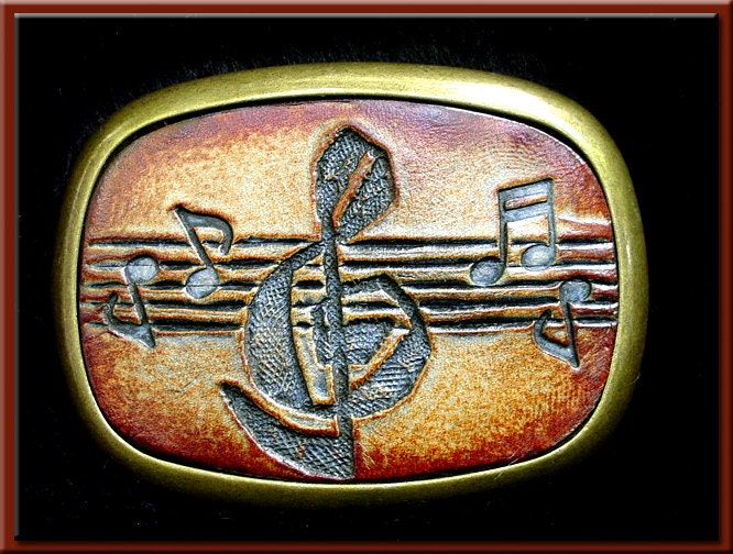 G Clef Music Design, Handgearbeitete Und Werkzeugierte Ledergürtelschnalle Passt Bis Zu 1 3/4" Breitem Gürtel. 2 1/2" High X 3 1/4" Lang von SunWizardCreations