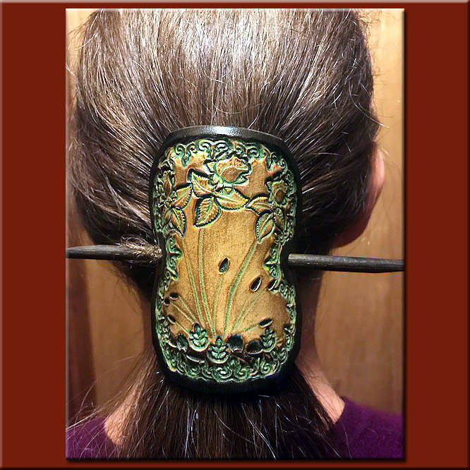 Grüne Rosen Design, Handgefertigt, Handarbeit Leder Haarspange von SunWizardCreations