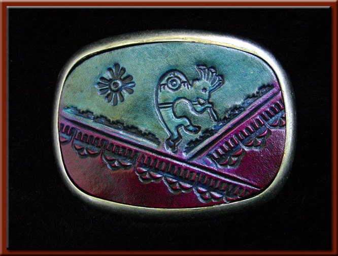 Kokopelli Design # 1 Handgefertigte Ledergürtelschnalle Im Südwestlichen Stil Passend Für Einen Bis Zu 3/4 "Breiten Gürtel. Schnallengröße 2 von SunWizardCreations