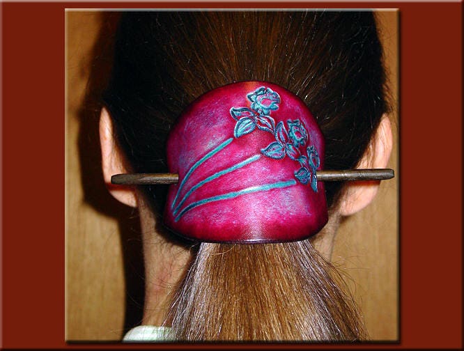 Rote Und Türkise Rosen Auf Ovalem Schnittdesign, Handgefertigt, Handarbeit Leder Haarspange von SunWizardCreations