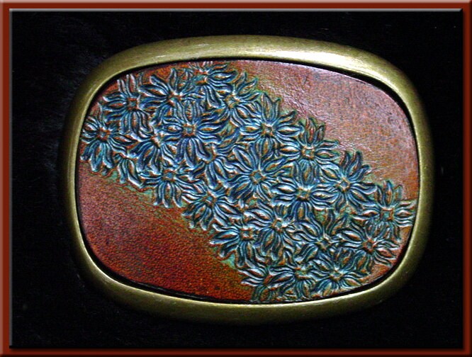 Türkis Aster Design, Handgearbeitete Und Werkzeugierte Gürtelschnalle Aus Leder Passt Bis Zu 1 3/4" Breitem Gürtel. 2 1/2" High X 3 1/4" Lang von SunWizardCreations