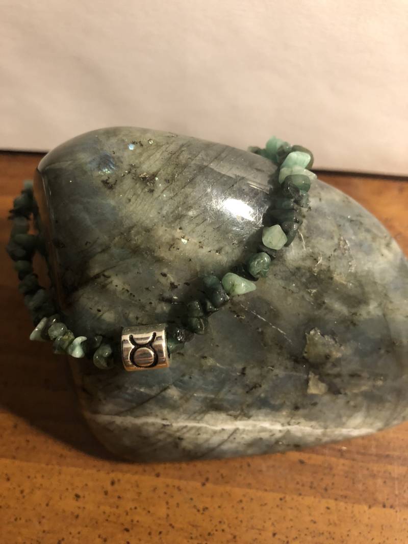Geburtsstein Sternzeichen Armband Smaragd Stier Mai Geburtsstein Sternzeichen Armband Smaragd Stier Mai von SunandMoonCrystalsCo