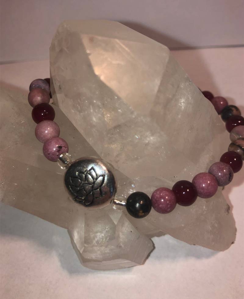 Rhodonit Lotus Blume Charm Stretch Armband Liebe Balance Heilung Rhodonit Lotus Blume Charm Stretch Armband Liebe Balance Heilung von SunandMoonCrystalsCo