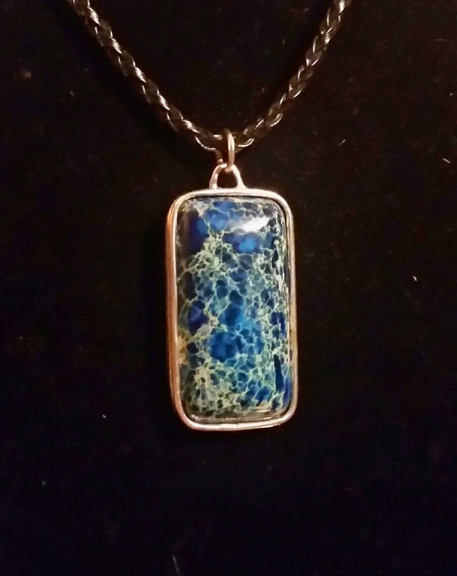 Beruhigenden Meeressediment Jaspisanhänger in Sterling Silber Lünette Auf Geflochtenem Leder Halskette Mit Sterlingsilber-Verschluss Beruhigenden Meeressediment Jaspisanhänger in Sterling Silber Lünette Auf Geflochtenem Leder Halskette Mit Sterlingsilber-Verschluss von SunasStarStones