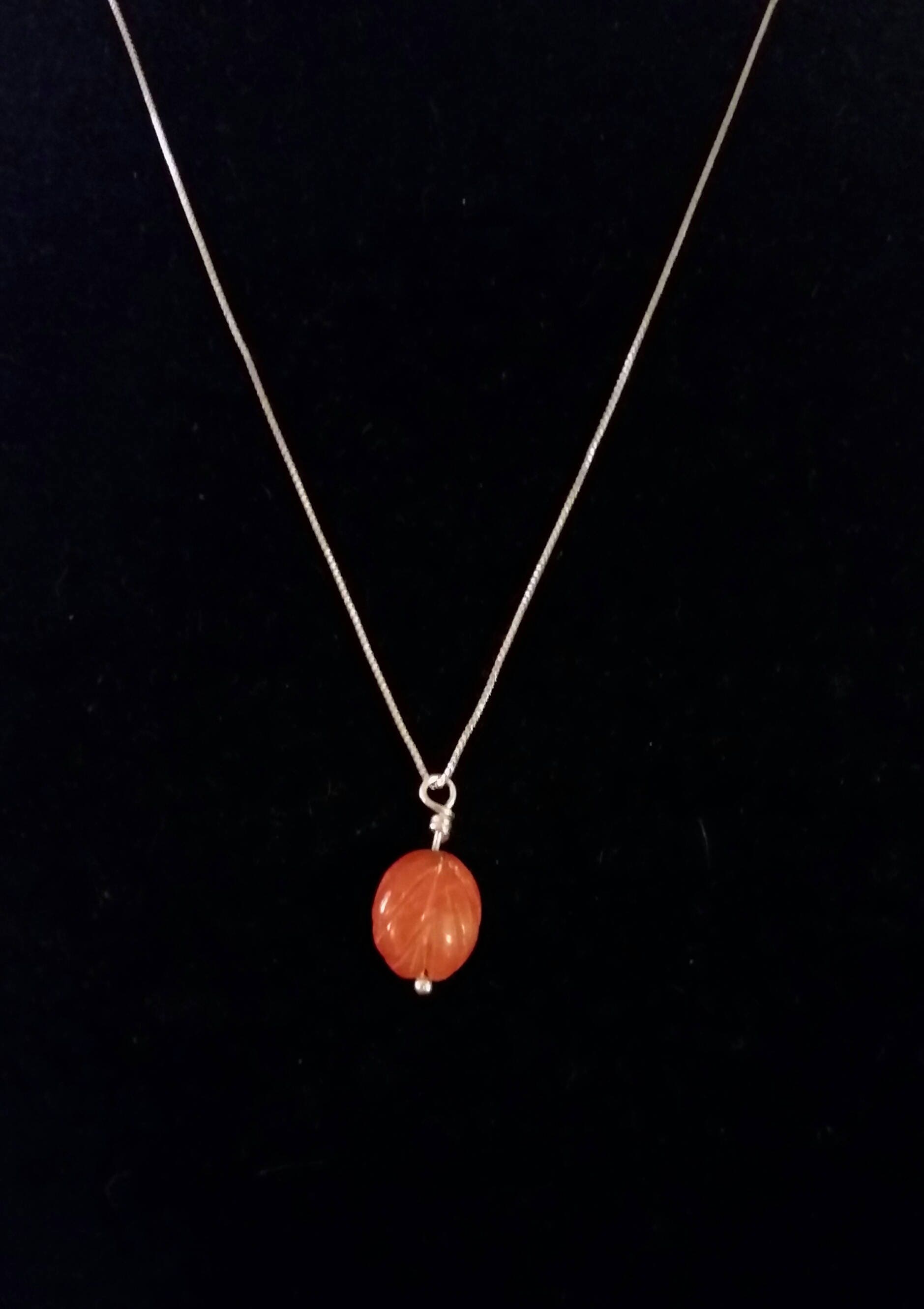 Fesselnde Geschnitzten Karneol Mini Anhänger Sterling Silber Mit Silberkette Fesselnde Geschnitzten Karneol Mini Anhänger Sterling Silber Mit Silberkette von SunasStarStones