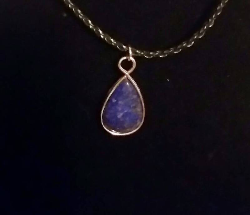 Glanzvoller Lapis Lazuli Anhänger Aus Sterlingsilber-Lünette An Geflochtener Lederkette Mit Sterlingverschluss Glanzvoller Lapis Lazuli Anhänger Aus Sterlingsilber-Lünette An Geflochtener Lederkette Mit Sterlingverschluss von SunasStarStones
