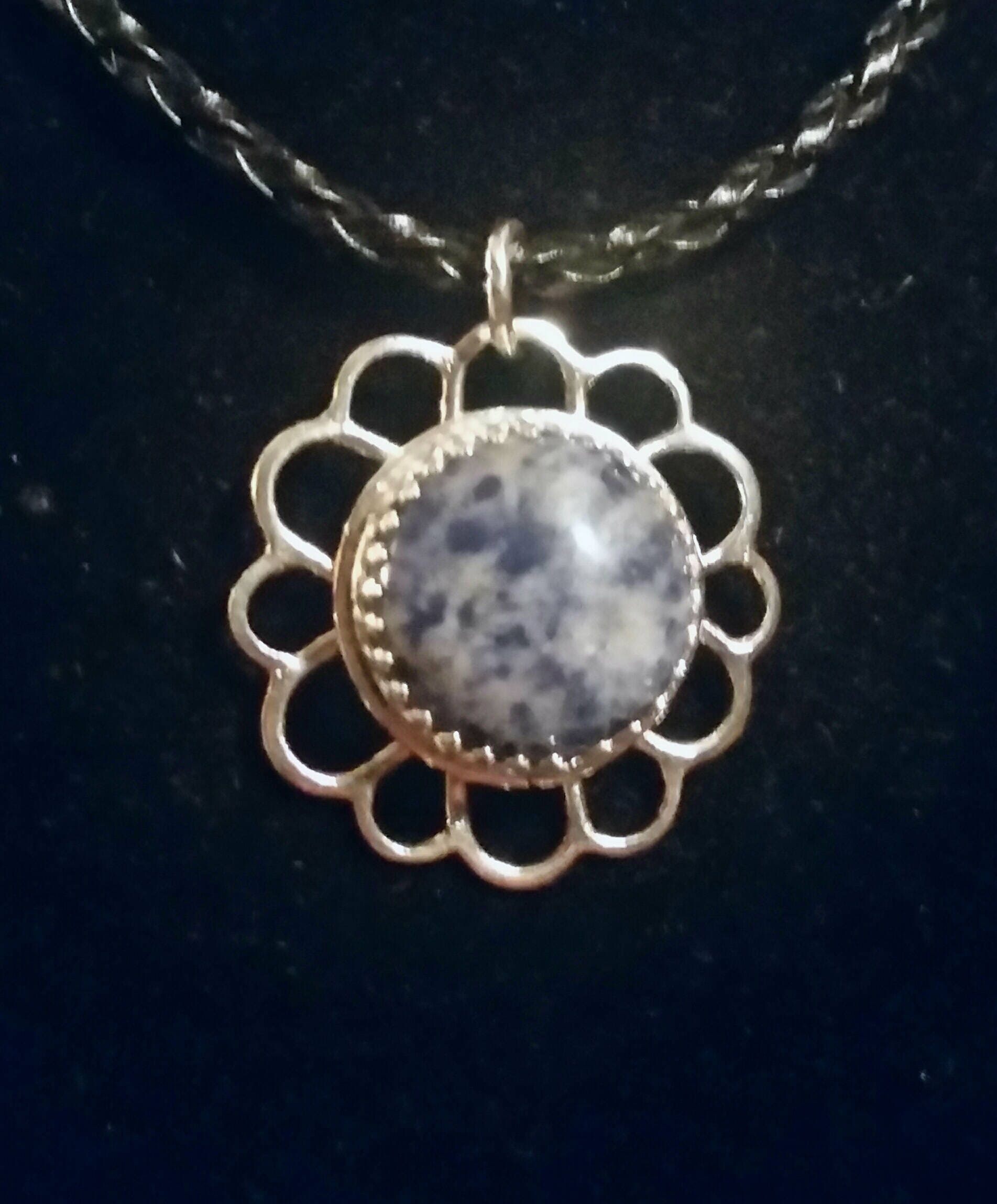Zeitloses Erbstück Sodalith Und Sterling Anhänger An Geflochtener Lederkette Mit Silber Verschluss Zeitloses Erbstück Sodalith Und Sterling Anhänger An Geflochtener Lederkette Mit Silber Verschluss von SunasStarStones