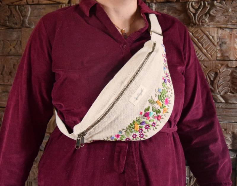 Handbestickte Bauchtasche Mit Blumen-stickerei Seidenband, Gots Bio-Baumwolle, Fair Produziert, Unterstützt Frauen-Projekt in Indien von Sundapath