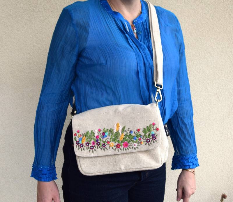 Handbestickte Beige Handtasche Mit Blumenmuster, Fair Produziert Unterstützt Frauenprojekt Indien, Gots-Bio-Baumwolle -Jute Stofftasche von Sundapath