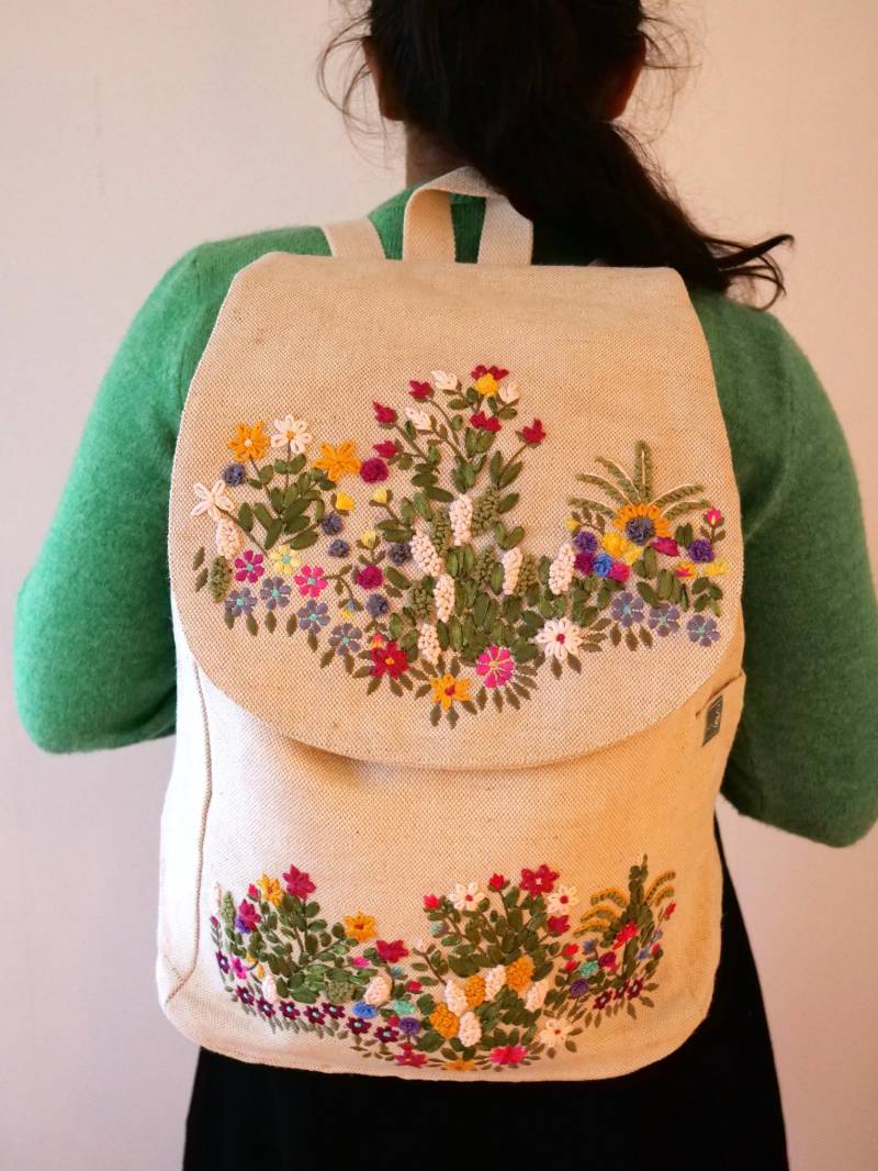 Handbestickter Rucksack Mit Seidenbandstickerei Und Blumenmotiv, Fair Produziert Aus Jute & Gots Bio-Baumwolle. Untertstützt Frauen-Projekt von Sundapath