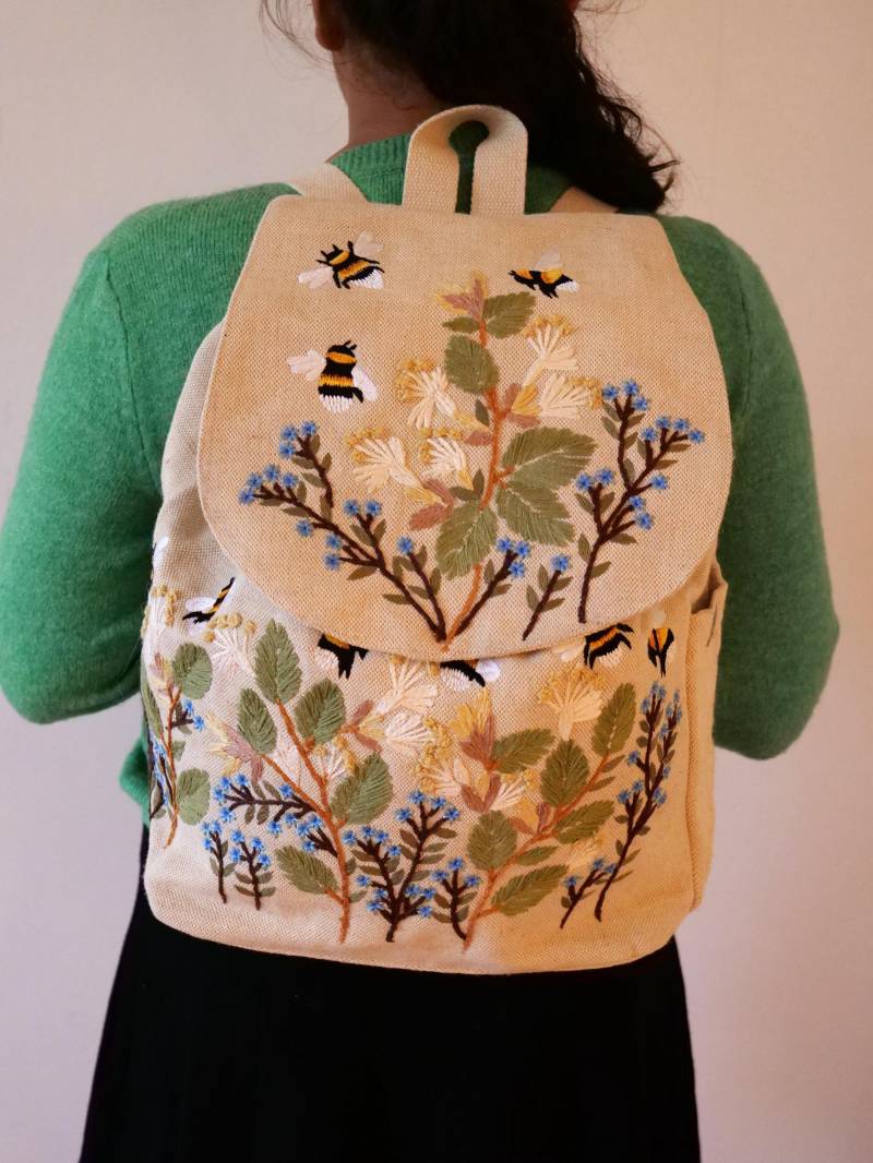 Handbestickter Rucksack Aus Jute & Gots Bio Baumwolle, Für Imker Und Bienen-Fans. Fair Produziert Unterstützt Frauen-Projekt in Indien von Sundapath