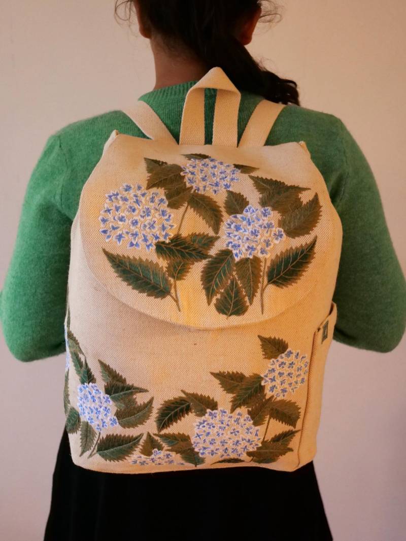 Handbestickter, Fair Produzierter Rucksack Aus Jute & Gots Bio-Baumwolle Mit Hortensien-Blumen-stickerei. Unterstützt Frauen-Projekt Indien von Sundapath