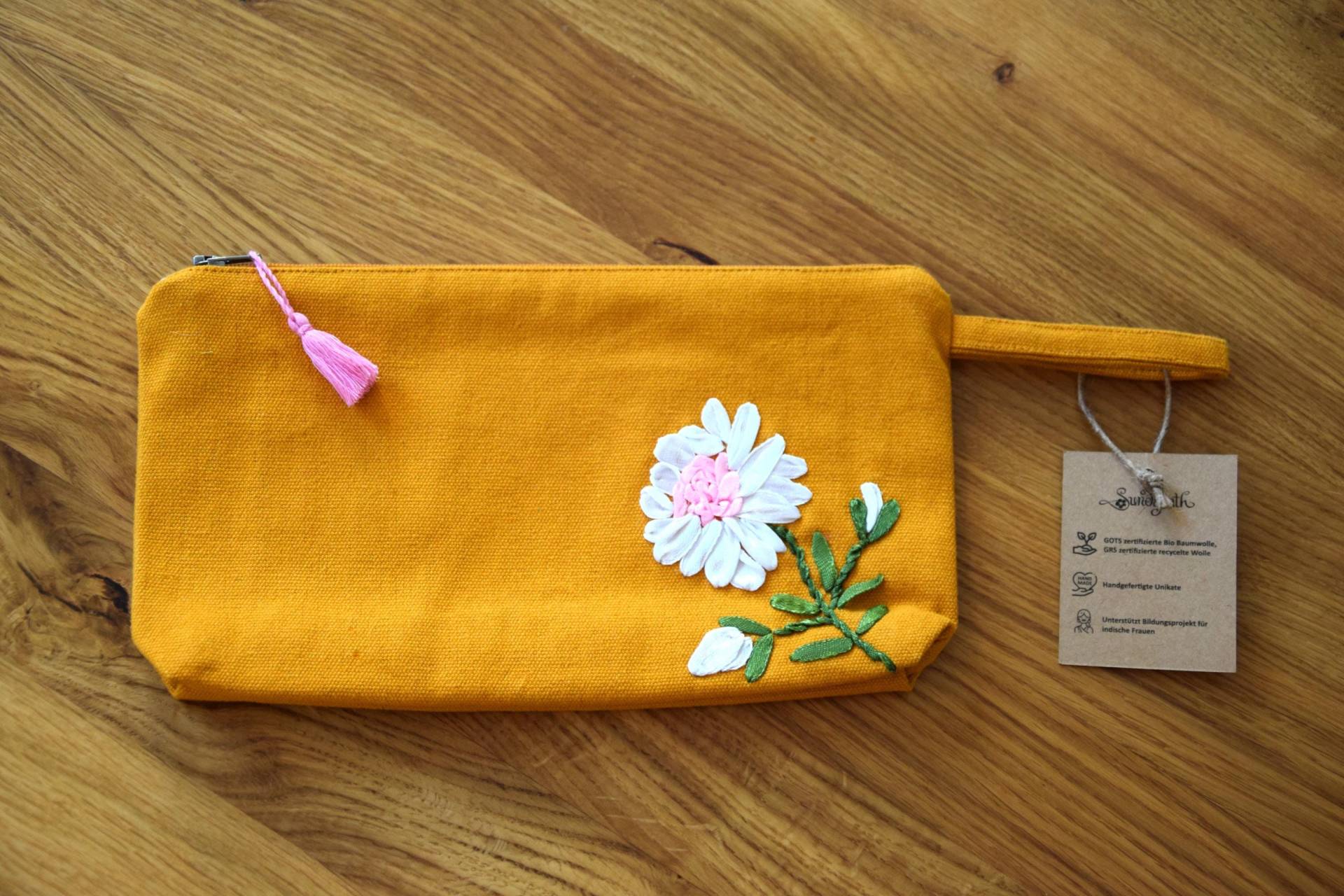 Handgemachte, Fair Produzierte, Gelbe Schminktasche, Bestickt Mit Seidenband Blume, Gots Bio Baumwolle, Kosmetiktasche Make Up Tasche von Sundapath