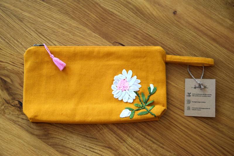 Handgemachte, Fair Produzierte, Gelbe Schminktasche, Bestickt Mit Seidenband Blume, Gots Bio Baumwolle, Kosmetiktasche Make Up Tasche von Sundapath