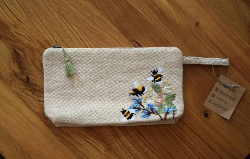 Nachhaltige Faire Kosmetiktasche Mit Bienen, Handbestickte Schminktasche, Kosmetik-Accessoires, Beauty Bag, Make Up Bag von Sundapath