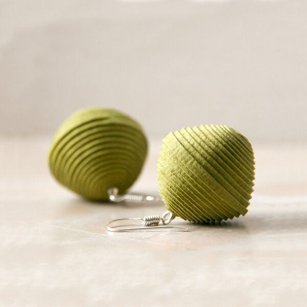 Sundara Ohrringe "Kugel" aus handgeschöpftem Recycling Baumwollpapier von Sundara