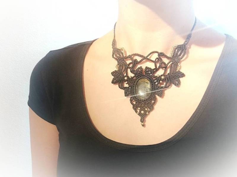 Black Macrame Statement Necklace - Tiger's Eye & Gold Brass Beads, Handmade Boho Jewelry Gift von SundariiNature