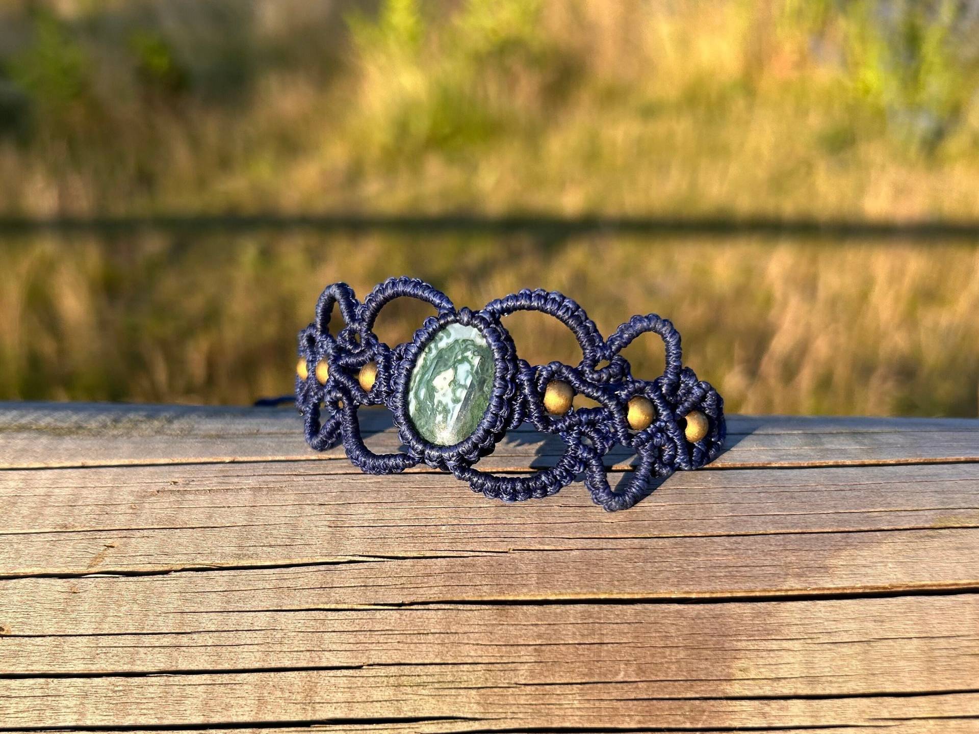 Blaues Moosachat Makramee Armband Boho Edelstein, Handgemacht Mit Messingperlen von SundariiNature