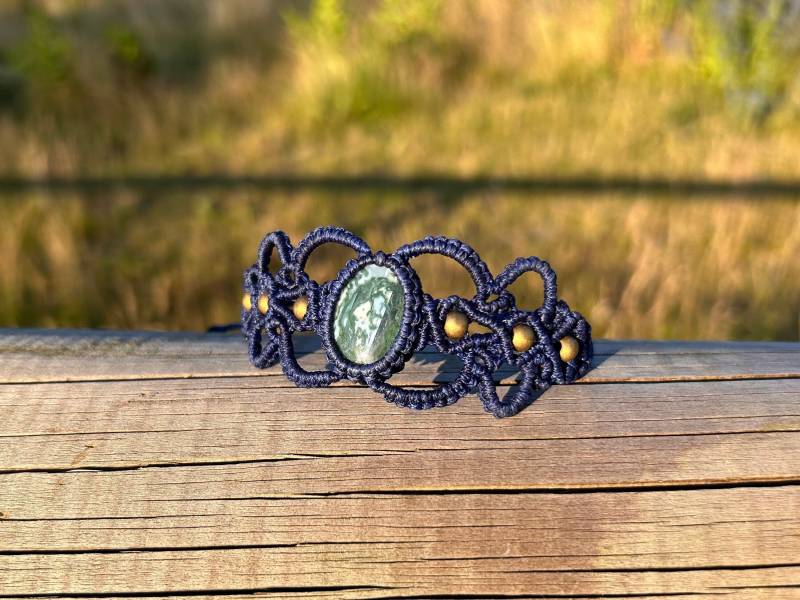Blaues Moosachat Makramee Armband Boho Edelstein, Handgemacht Mit Messingperlen von SundariiNature