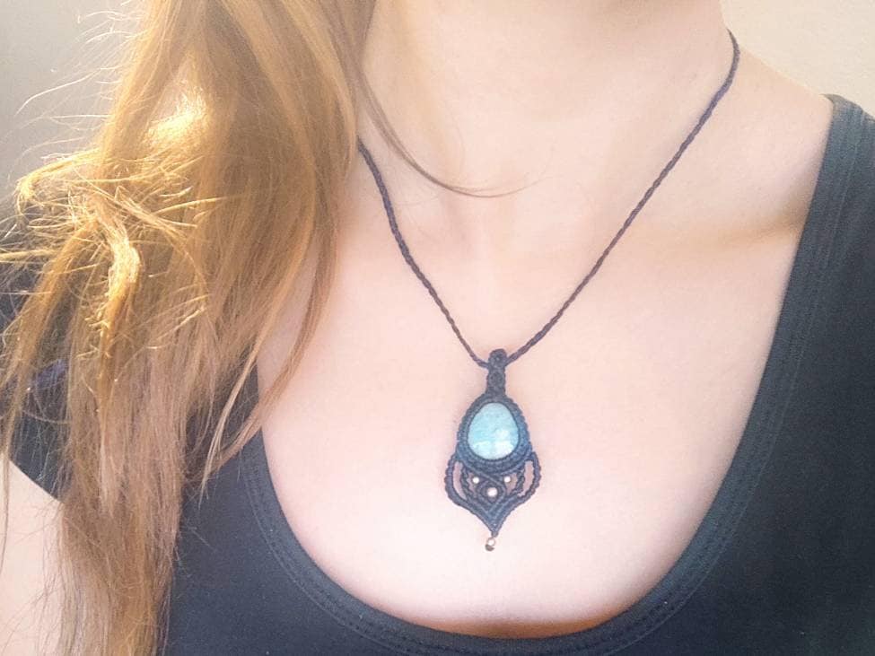 Blue Macrame Necklace With Larimar Pendant & Gold Brass Beads - Handmade Boho Ocean Dream Jewelry von SundariiNature