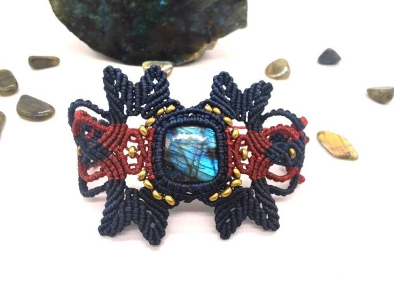 Blue Red Floral Macrame Bracelet - Labradorite, Gold Beads, Statement Boho Jewelry von SundariiNature